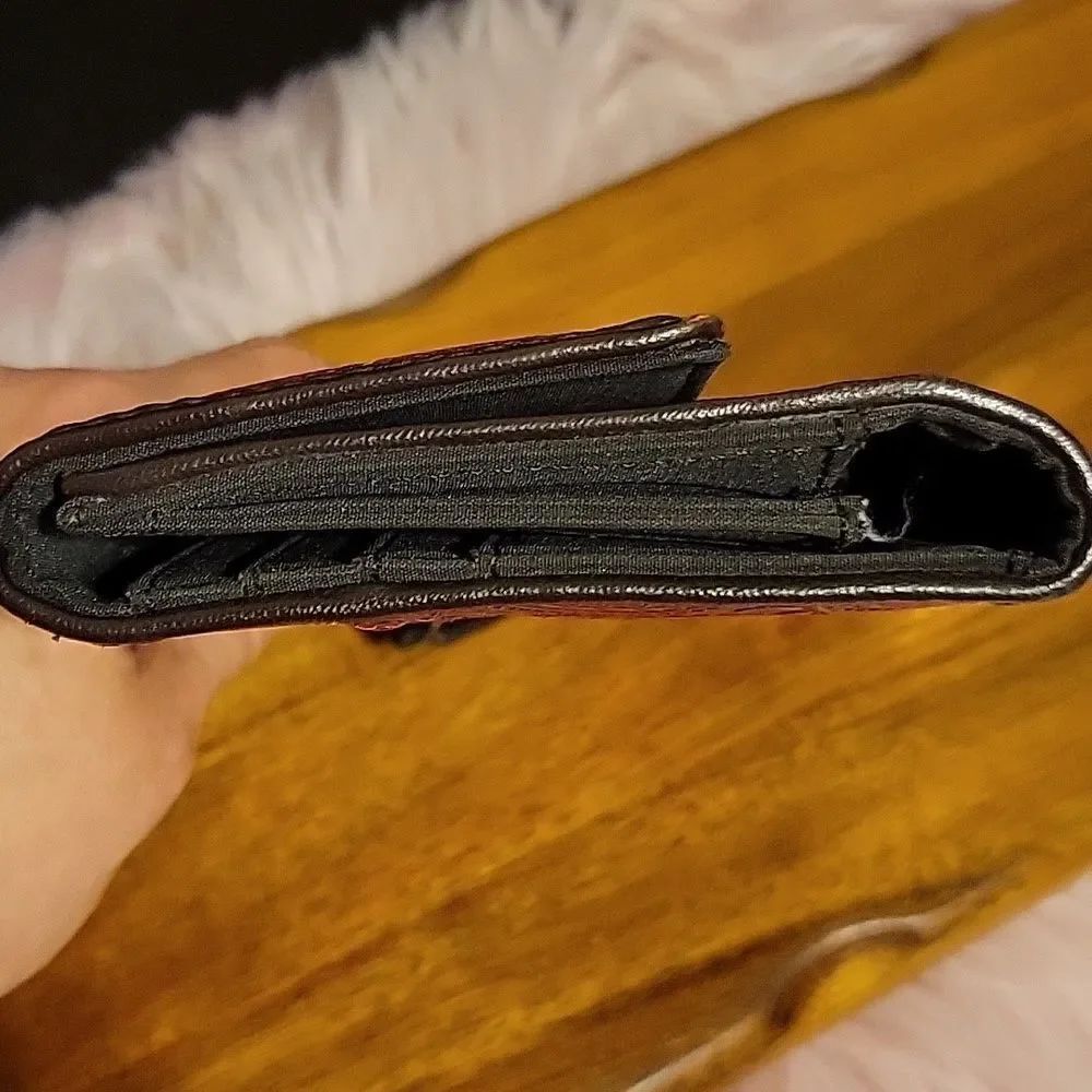 Relic š¦āLeather Embossed wallet. EUC - Picture 7 of 9